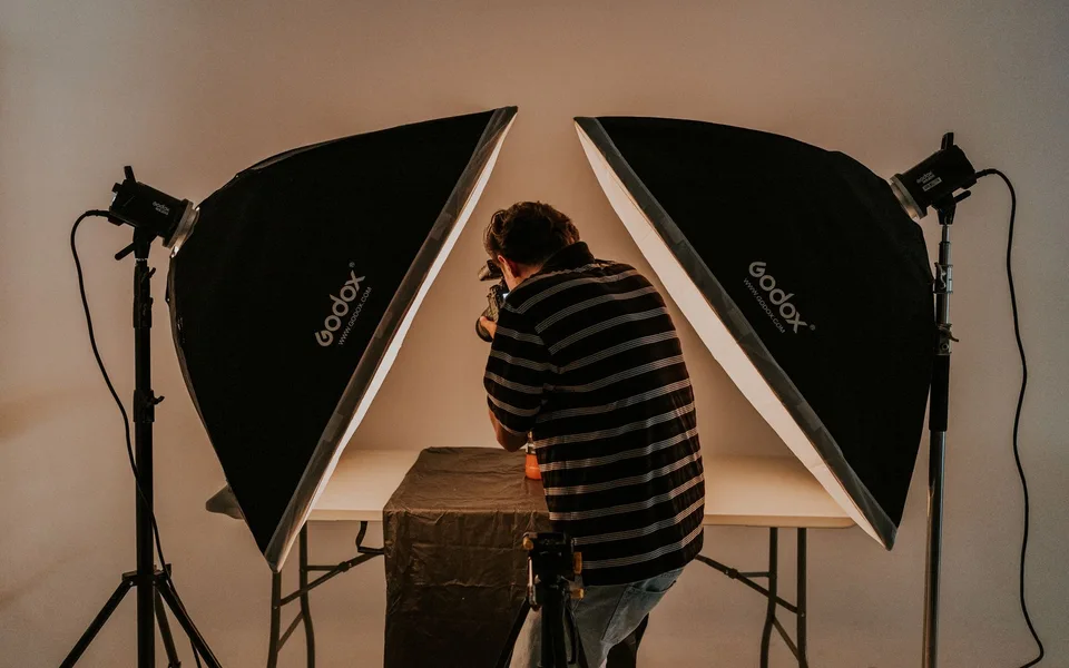 Stüdyo ışıklarıyla çalışan fotoğrafçı