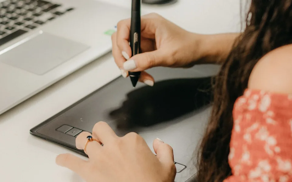 Grafik tablet ve bilgisayarla çalışan tasarımcı